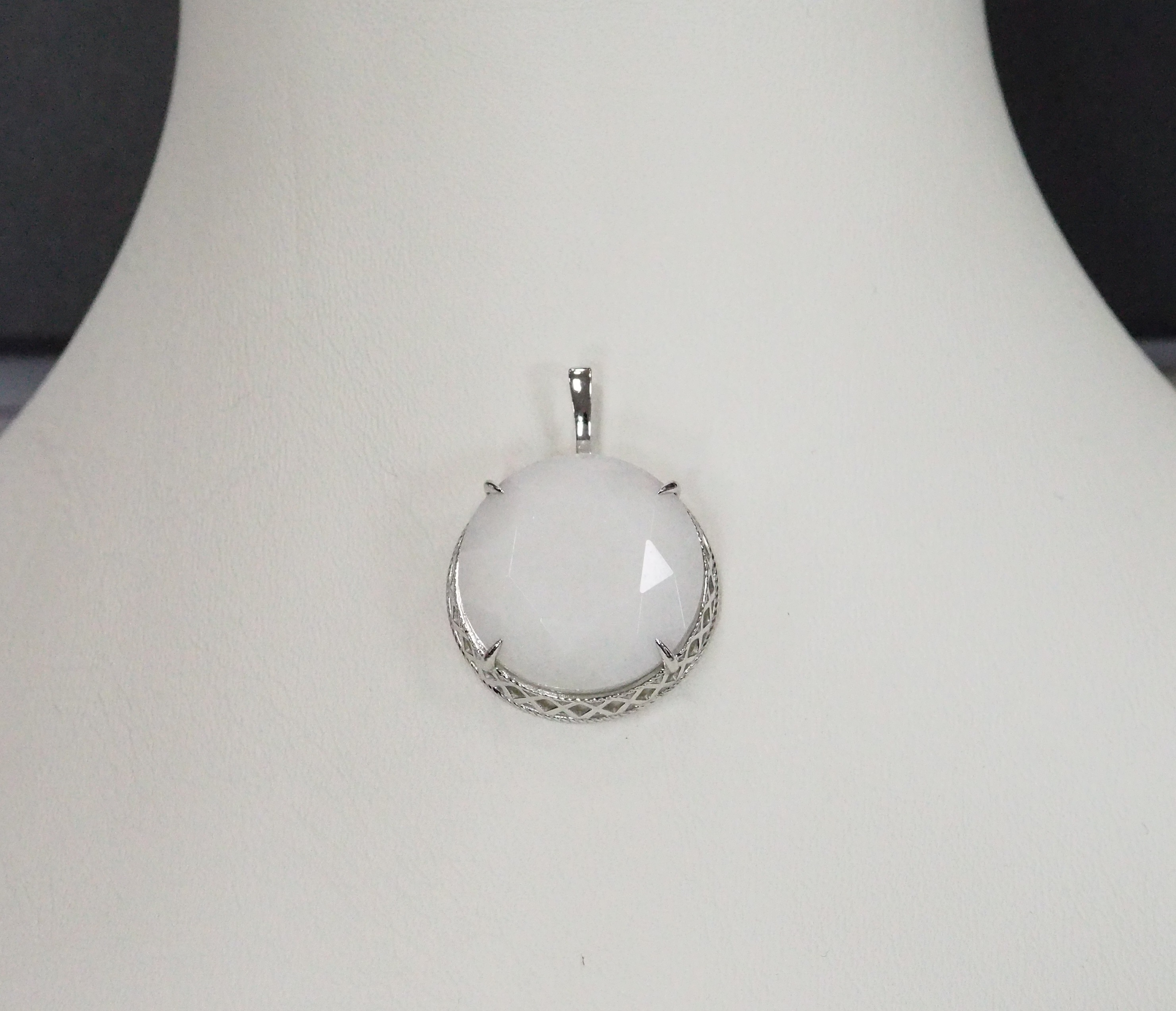 Серебряная подвеска с белым нефритом